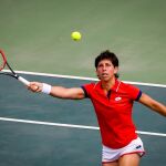 La tenista española Carla Suarez Navarro en acción contra la tenista estadunidense Madison Keys