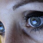 Una mujer consultando sus publicaciones en Facebook / Reuters