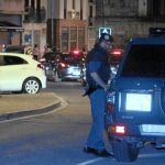 Control de la Guardia Civil la noche siguiente a la agresión en el bar de Alsasua, que aparece al fondo
