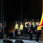El presidente de la Generalitat, Carles Puigemont (i), y la presidenta del Parlament, Carme Forcadell (2-i), durante la ceremonia de izado de la senyera al incio de la celebración del acto institucional de la Diada de Cataluña.