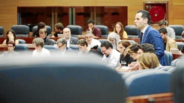 Ayer se aprobó la toma en consideración de la triple rebaja fiscal de Ciudadanos. En la imagen, el portavoz de la formación naranja, Ignacio Aguado