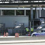 Control de la policía francesa en el peaje de Biriatou con la frontera de Irún
