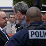 François Hollande habla con las fuerzas de seguridad junto a la Iglesia de Saint-Etienne-du -Rouvray