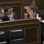 El portavoz parlamentario del PP, Rafael Hernando (d), conversa con el presidente de Ciudadanos, Albert Rivera (c), y su portavoz, Juan Carlos Girauta (i), durante el pleno del martes pasado en el Congreso de los Diputados