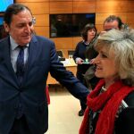 Sáez Aguado saluda a la ministra María Luisa Carcedo, momentos antes del Consejo Interterritorial de Salud