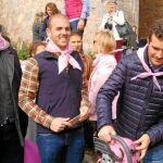 El diputado del PP por Ávila, Pablo Casado, junto al presidente de la Diputación provincial, Jesús Manuel Sánchez Cabrera, y Miguel Ángel García Nieto en la Muralla de Ávila en el Día Mundial contra el cáncer de mama