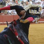 Instante de la cogida de Talavante en el cuarto toro