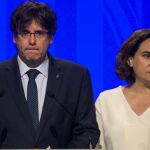 El presidente de la Generalitat Carles Puigdemont, y la alcaldesa de Barcelona, Ada Colau, durante su declaración institucional