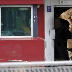 La puerta de una de las salidas de la prisión que fueron voladas con explosivos / Foto: Efe
