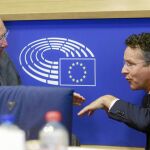 El alemán Schäuble, con el presidente del Eurogrupo, Dijsselbloem