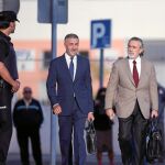 Francisco Correa y su abogado, Juan Carlos Navarro, tras una sesión del juicio