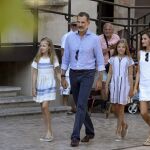 Los Reyes y sus hijas, Leonor y Sofía, a su llegada a la localidad mallorquina de Sóller.