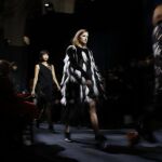 La firma presenta en París su colección para el próximo otoño-invierno