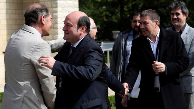 En la imagen, los dirigentes de la izquierda abertzale, Arnaldo Otegi (d), y del PNV, Andoni Ortuzar (2i), saludan a Brian Currin (i), antes del inicio de la reunión. EFE/ Juan Herrero