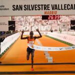 El ugandés Jacob Kiplimo entra vencedor en la San Silvestre Vallecana, la emblemática carrera de 10.000 metros del final de año en Madrid. EFE/J.P.Gandul