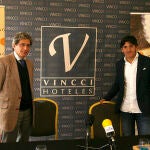 Diego Ventura posa, antes de la rueda de prensa, junto a Celestino Canorea