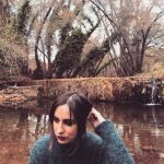 La poeta, en una imagen tomada en su habitual lugar de trabajo, el campo, donde ejerce como veterinaria y de guía para alumnas en prácticas