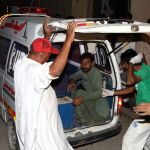 Traslado de heridos tras el atentado en Pakistán.