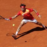 Ferrer devuelve una pelota en el partido contra Bautista
