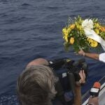 Los pescadores lanzan flores al mar