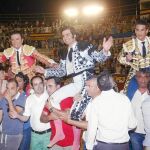 Los tres diestros saliendo por la puerta grande de Benidorm