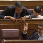 Patxi López habla con Eduardo Madina en el Congreso