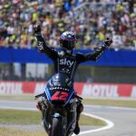 El italiano Francesco Bagnaia (Kalex) celebra su victoria en Assen