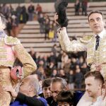 Enrique Ponce y López Simón salen por la Puerta Grande de la Plaza de Toros de Valencia