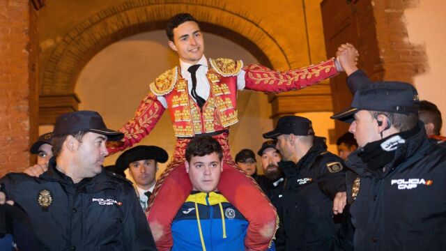 Sedano Vázquez saliendo a hombros en la primera de Castellón