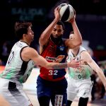 El alero estadounidense del Baskonia Darrun Hilliard (c), pelea un balón con el base argentino del Joventut Nico Laprovittola