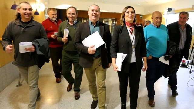 La consejera de Agricultura y Ganadería, Milagros Marcos, junto a los responsables de las organizaciones agrarias en la última reunión antes de analizar la situación del sector remolachero