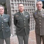 Baset, Hernández Ferrero y Pina, ayer frente a la Conselleria de Sanidad antes de su cita con Llombart