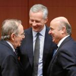 Luis de Guindos (derecha) conversa con sus colegas italiano, Pier Carlo Padoan, y francés, Burno Le Maire