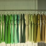 Vestidos expuestos en una tienda / Reuters