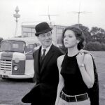 Patrick Mcnee y Diana Rigg, los protagonistas de «Los vengadores», una de las ficciones más seguidas