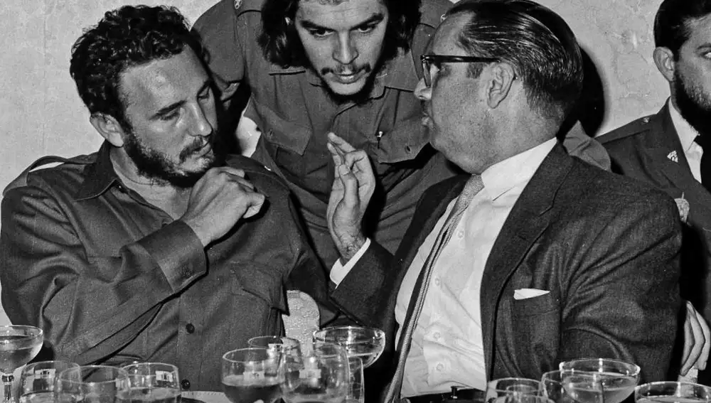 Imagen tomada en 1960 donde aparecen el presidente cubano Osvaldo Dorticos, Fidel Castro y entre ellos el «Che» Guevara