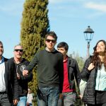 El precandidato de Más Madrid, Íñigo Errejón, el domingo, en un acto de precampaña junto a Clara Serra y el portavoz de Ganar Móstoles, Gabriel Ortega