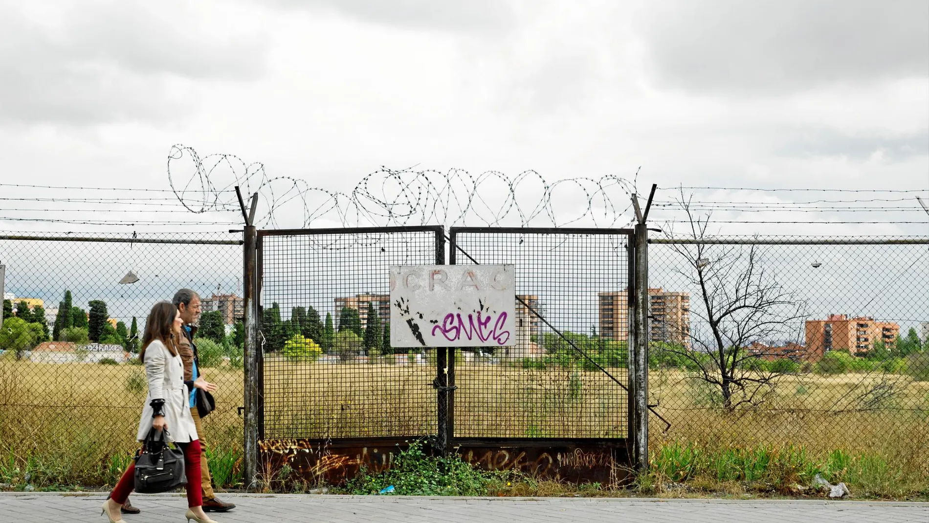 Los vecinos llevan años esperando que el solar de la antigua cárcel de Carabanchel se convierta en un hospital para el barrio
