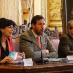 El alcalde, Óscar Puente; la concejala Ana Redondo y el presidente del Gremio de Libreros, Marco Antonio Blanco, presentan el programa de la cita cultural / Dos Santos