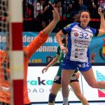 La jugadora del Aula Alimentos de Valladolid, Ana María Viloria (d), dispara a puerta durante la primera semifinal de la Copa de la Reina de Balonmano, disputada contra el Elche Mustang en Barakaldo (Vizcaya)