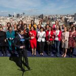 El presidente del PP, Pablo Casado, ayer con las mujeres de su partido