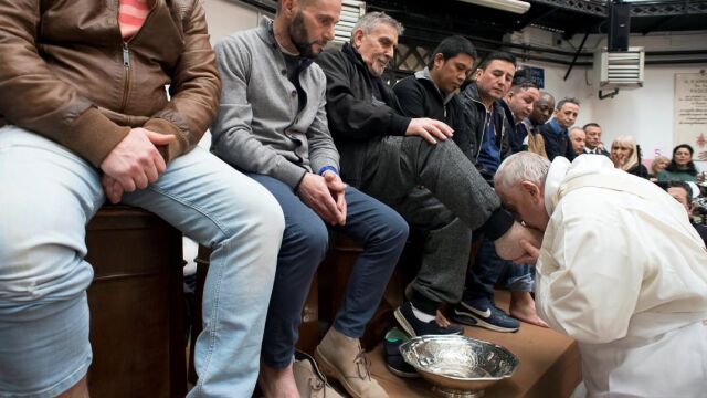 El Papa besa el pie de uno de los presos