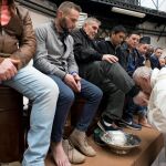 El Papa besa el pie de uno de los presos