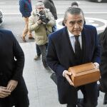 Luis Alfonso de Borbón, Jaime Martínez Bordiú y Carmen Martínez Bordiú durante el funeral de Carmen Franco en Madrid