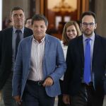El presidente de la gestora del PSOE, Javier Fernández, junto al portavoz en el Congreso, Antonio Hernando, en los pasillos de la Cámara