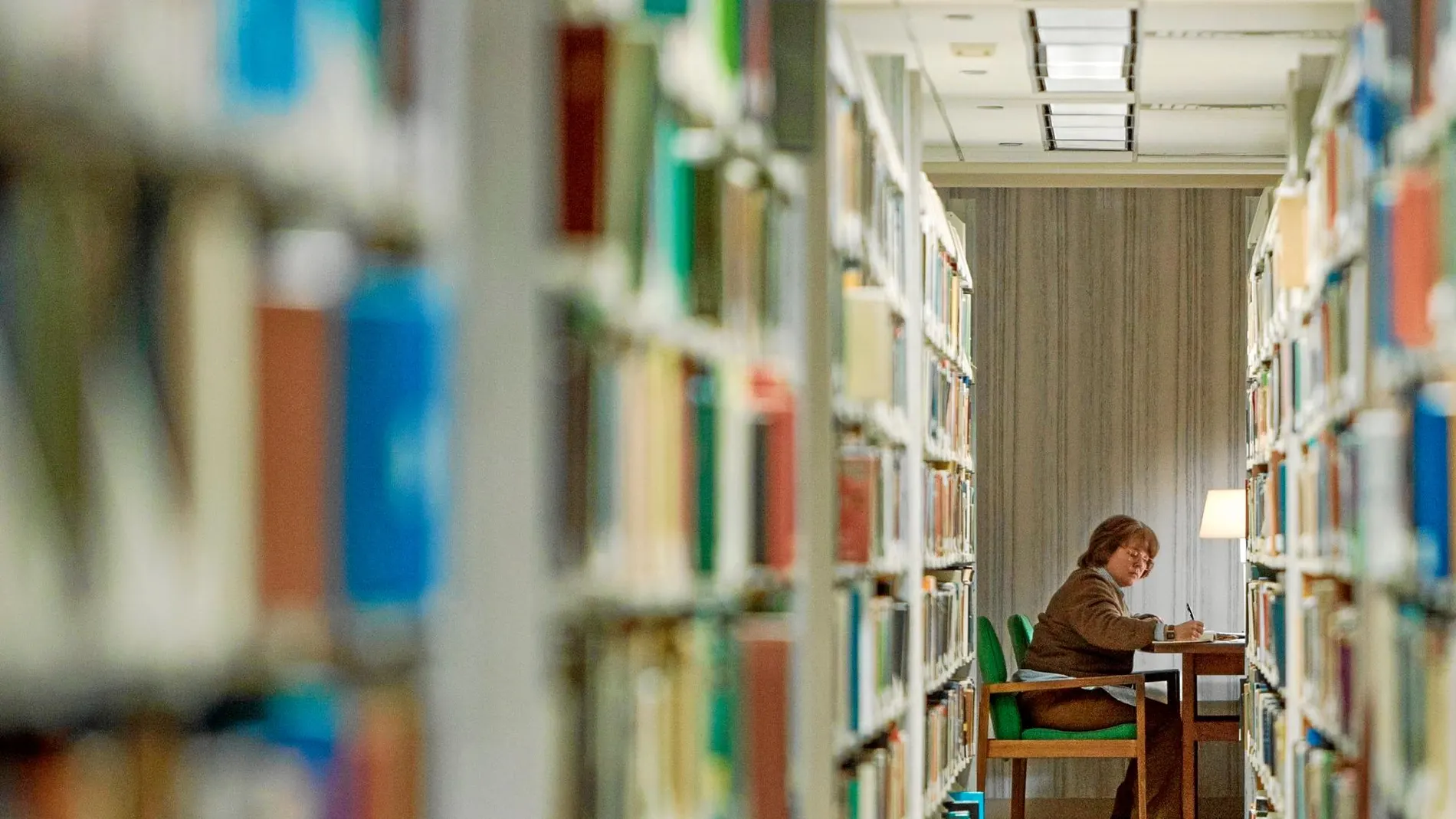 Melissa MacCarthy interpreta a la estafadora autora, que visitaba con frecuencia la Biblioteca Pública para las Artes Escénicas de Nueva York en busca de material que falsificar