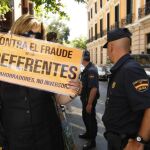 Un grupo de afectados por las preferentes protesta frente a la Audiencia Nacional, en una imagen de archivo
