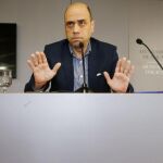 El alcalde de Alicante, Gabriel Echávarri, durante su comparecencia el lunes en la que anunció que dejará su cargo si la socialista Montesinos ocupa la Alcaldía