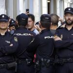 El presidente del PPC, Xavier García Albiol (i), junto a los efectivos de la Policía Nacional destinados a Cataluña para impedir el 1-O, hospedados en el hotel Mont-Palau de Pineda (Barcelona) mientras vecinos de la localidad protestan por su presencia.