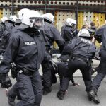 Varios manifestantes se enfrentan a la policía alemana durante una protesta contra la cumbre del G20 el pasado 7 de julio